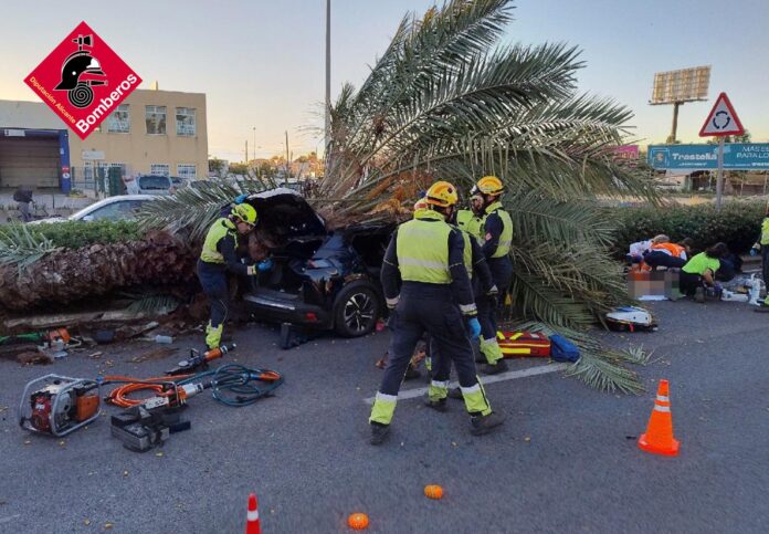 The catastrophic incident occurred around 5:10 p.m. on the stretch between the Carrefour roundabout and La Hoya, near the local vehicle (ITV) inspection station.