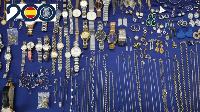 En los allanamientos a tres propiedades de la región se descubrió un auténtico tesoro: relojes de lujo, montones de joyas, teléfonos móviles, dinero en efectivo y un completo kit de herramientas para robos, además de tres coches para la fuga.