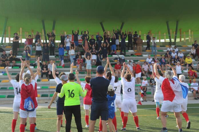 Frankrike og deres ekstatiske reisende fans etter seieren over England i straffesparkkonkurranse