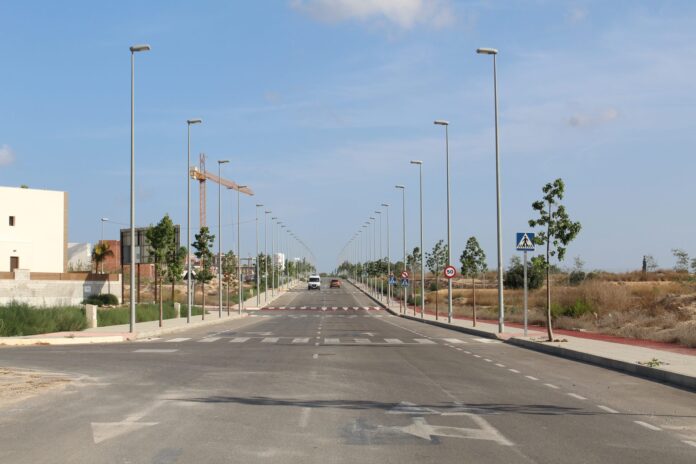 Міська рада передасть ділянку площею 4,500 квадратних метрів у центрі міста, розділену на 30 невеликих ділянок. У чому заковика? Вам має бути менше 40 років, ви повинні жити в Беніхофарі та будувати будинок самостійно.