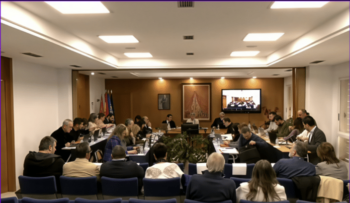 El Ayuntamiento de Orihuela convocó este jueves su pleno ordinario en Playa Flamenca, siendo la primera vez que la reunión se celebra en el Ayuntamiento de la Costa.