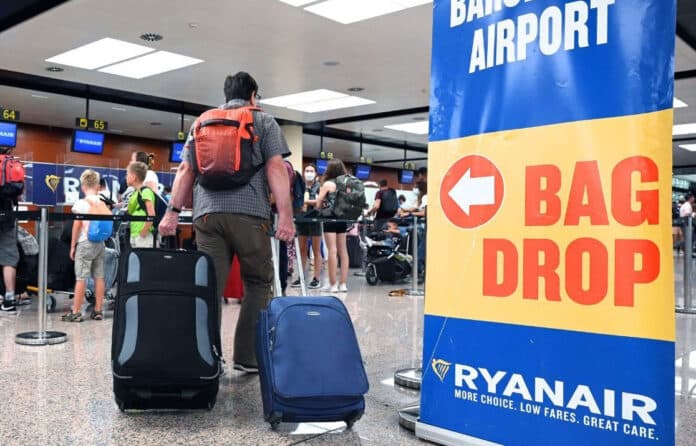 Das Gericht in Elche verhängte das Urteil nach einer Vereinbarung mit der Staatsanwaltschaft. Neben einer dreimonatigen Haftstrafe wurde er wegen geringfügiger Bedrohung zu einer Geldstrafe von 180 Euro verurteilt und muss dem verletzten Angestellten 3,505 Euro Schadensersatz zahlen.