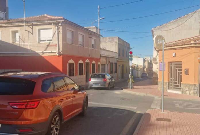 La instalación de una controvertida cámara de velocidad que detecta infracciones de luz roja en una intersección principal de San Miguel de Salinas ha provocado una ola de indignación pública y desafíos legales.