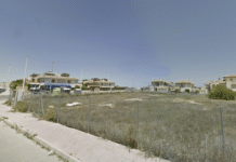 Ruil van gezondheidsgrond kan projectontwikkelaar in Playa Flamenca € 440 opleveren De betreffende percelen liggen langs de Calle Navelate, tussen de Avenida de California en de Calle Limón. Het project beoogt de bouw van 15 rijtjeshuizen, elk ongeveer 140 vierkante meter groot en tot twee verdiepingen hoog, ontworpen voor ongeveer 38 bewoners – slechts tien meer dan de huidige bestemming.