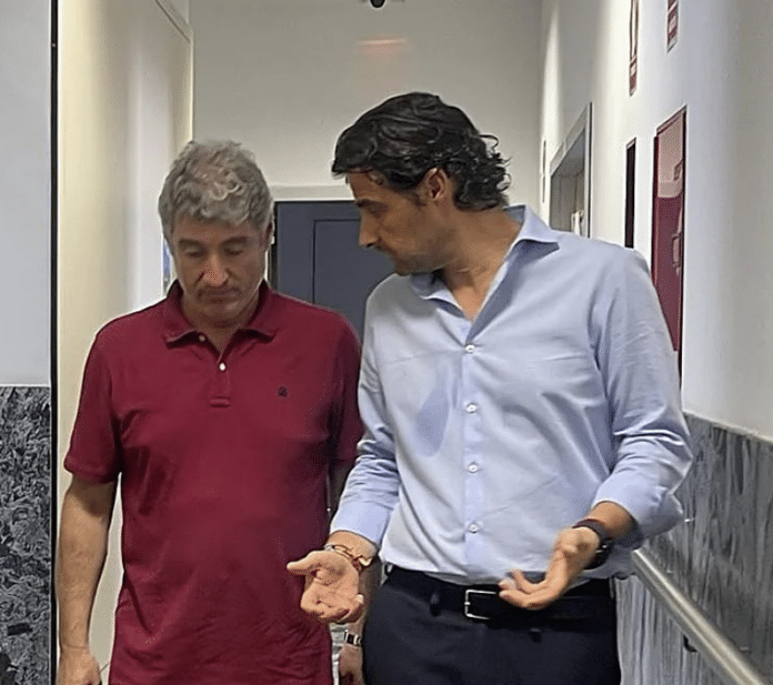 Terwijl de burgemeester van Orihuela, Vegara, op de derde plaats staat in de ranglijst met een salaris van € 66,236, ontvangt Eduardo Dolon van Torrevieja een jaarlijks brutosalaris van € 38,284.63, hoewel hij niet exclusief aan het burgemeestersambt is verbonden