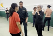 La Garde civile forme le personnel de santé à l'autodéfense à Murcie Cette initiative, une première dans la région, souligne l'engagement de la Garde civile à soutenir la communauté médicale dans la prévention et la gestion des agressions au travail.