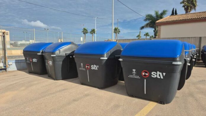 Pilar de la Horadada sta intensificando i suoi sforzi di riciclaggio con l'arrivo di 440 nuovi contenitori per la raccolta differenziata e di un nuovo camion a caricamento laterale da 26 metri cubi, progettato per rendere la raccolta dei rifiuti più rapida, silenziosa ed efficiente.