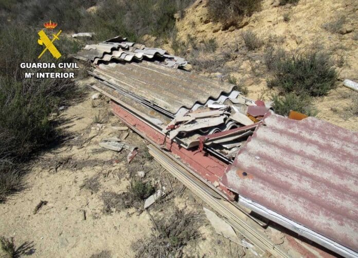 Volgens de onderzoekers adverteerde het bedrijf met asbestverwijderingsdiensten zonder de vereiste vergunningen of wettelijk verplichte werkplannen. Vervolgens voerden ze de werkzaamheden uit zonder de veiligheidsprotocollen of de juiste risicobeoordelingen te volgen.