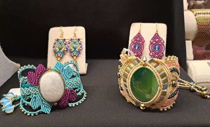 On y trouvera une trentaine de stands proposant une grande variété de produits artisanaux&nbsp;: céramiques, articles en cuir et patchwork, jouets en bois et en peluche, lampes originales en fil de fer en forme d’insectes ou fabriquées à partir de pommes de pin, bijoux aux designs uniques et bien d’autres objets spéciaux, tous faits main par leurs créateurs.