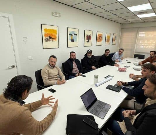 Torrevieja planea un verano histórico en 2026: la ciudad se une a los grandes festivales para la mayor estrategia musical de Valencia • Impacto económico: El alcalde Dolón afirmó que la medida confirma el liderazgo de la ciudad en la estrategia musical de la región, que se espera genere empleo, impulse la economía y cree una proyección cultural sin precedentes.