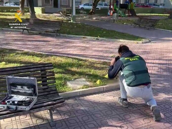 La Guardia Civil ha detenido a dos hombres, de 27 y 24 años, tras una impactante agresión en un parque de la ciudad que dejó a un residente local gravemente herido y luchando por su vida.