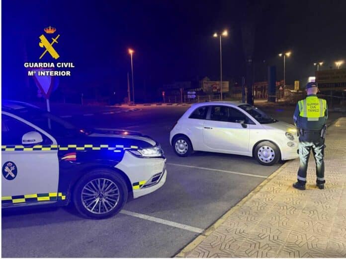 Het voertuig verliet de snelweg uiteindelijk bij knooppunt 737, Almoradi, waar agenten het op de CV-912 tot stilstand konden brengen nadat het in totaal 17 kilometer in de verkeerde richting had gereden.