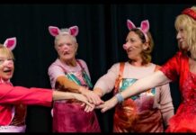Magie, ondeugendheid en vrolijke chaos op de Rojales Panto van dit jaar Roodkapje (Dianne Scott) en De drie biggetjes (Jackie Feeney, Joyce Maher, Dagmar Brix).