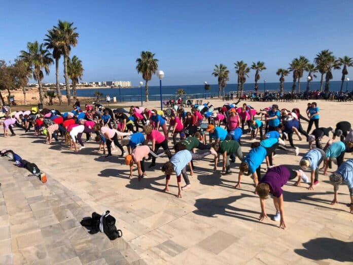 « Mayores en Marcha Orihuela Costa » est un événement communautaire promouvant la santé, la forme physique et le vieillissement actif.