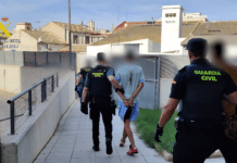 Cinco detenidos en Almoradí por una serie de robos en vehículos y comercios. Las investigaciones posteriores permitieron recuperar artículos robados, dinero en efectivo y boletos premiados de la lotería “Rasca y Gana” de ONCE, algunos de los cuales fueron devueltos a sus dueños. Los tres sospechosos restantes fueron arrestados en los días siguientes.