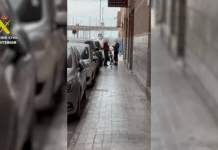 Un policía fuera de servicio frustró un descarado robo a plena luz del día en Santa Pola. El hombre arrestado tiene antecedentes por robos similares y ahora enfrenta cargos por intento de robo.