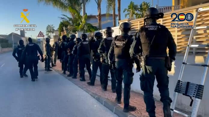 Las autoridades españolas han asestado un duro golpe a la trata de personas en Alicante, rescatando a 11 mujeres y deteniendo a siete sospechosos vinculados a una red criminal que explotaba a mujeres con fines sexuales.