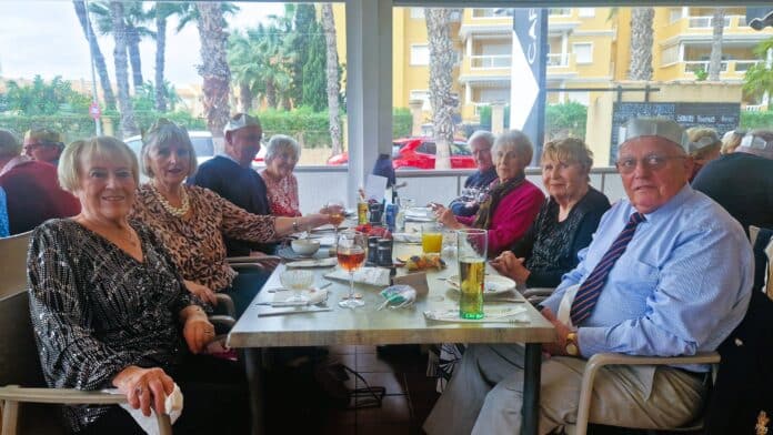 Denne gruppen på nesten 50 medlemmer, som i bunn og grunn er en kjærlig bevart samling av kjære minner og tvilsomme knær, ankom etablissementet med stor entusiasme.