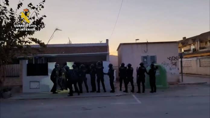 Operacja „Corcón” skutecznie rozbiła jedną z największych nielegalnych sieci zajmujących się produkcją marihuany, co jest dowodem na stałe zaangażowanie Gwardii Cywilnej w wykrywanie i zwalczanie przemytu narkotyków w regionie.