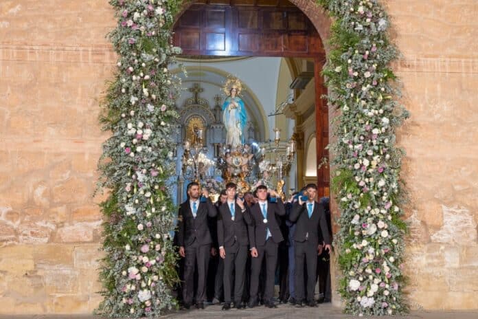 Miasto Torrevieja po raz kolejny zgromadziło się w atmosferze głębokiej pobożności, a tysiące mieszkańców wzięło udział w uroczystej procesji i głęboko poruszającym śpiewie Salve Marinera, kończącym uroczystości patronalne ku czci Niepokalanego Poczęcia.