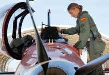 Prinsesse Leonora drar alene i San Javier For å kvalifisere seg til soloflygingen, fullførte Hennes Kongelige Høyhet Prinsessen av Asturias den nødvendige teoretiske opplæringen, simulatorøktene og instruksjonsflygingene i Pilatus PC-21 som angitt i det akademiske pensum.