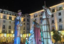 WORLD’S LARGEST NATIVITY SCENE TOWERING OVER CHRISTMAS IN ALICANTE The monumental installation depicts the Holy Family — Jesus, Mary and Joseph — accompanied by the Three Wise Men, all rendered on a scale rarely seen in traditional nativity scenes.