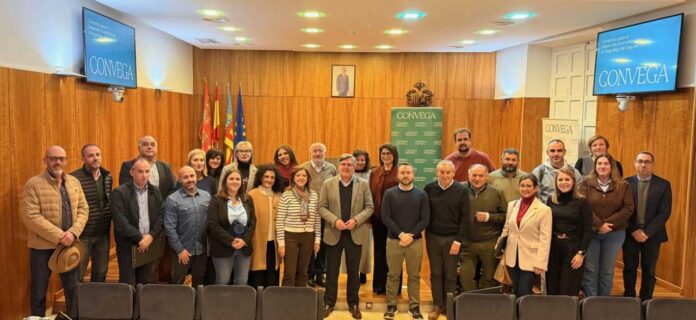 Der Präsident von Convega, Carlos Pastor, betonte, dass der Haushalt verantwortungsvoll, ausgewogen und auf die lokalen Bedürfnisse abgestimmt sei, mit dem Ziel, Vega Baja wettbewerbsfähig, nachhaltig und innovativ zu gestalten und gleichzeitig die regionale Identität zu stärken.