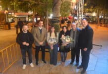 Joy, Music and Tributes mark Torrevieja’s Christmas Harmony The gala’s finale was deeply emotional. The Mayor of Torrevieja, Eduardo Dolon, accompanied by councillors Óscar Urtasun, Domingo Paredes and the former Director of the International Residents Department, Graham Knight, who presented Shani and her sister Jennifer Ormiston with a commemorative plaque and bouquets of flowers in memory of their father, Andy Ormiston, who passed away recently.