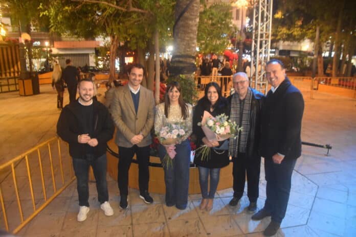 The gala’s finale was deeply emotional. The Mayor of Torrevieja, Eduardo Dolon, accompanied by councillors Óscar Urtasun, Domingo Paredes and the former Director of the International Residents Department, Graham Knight, who presented Shani and her sister Jennifer Ormiston with a commemorative plaque and bouquets of flowers in memory of their father, Andy Ormiston, who passed away recently.