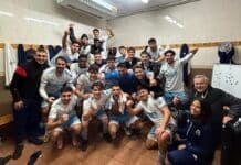 Torrevieja odniosła ważne zwycięstwo na wyjeździe, utrzymując presję na liderze ligi, Benidormie, w walce o tytuł Torry świętuje w szatni po swoim nieznacznym sukcesie