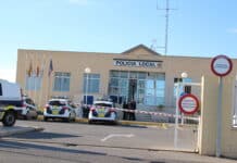Un ancien policier de Torrevieja poursuit la mairie pour 39 450 € suite à un refus de port d'arme. Un ancien policier de Torrevieja réclame 39 450 € de dommages et intérêts après avoir perdu son poste dans la fonction publique pour avoir refusé de porter une arme à feu pour des raisons religieuses, ont confirmé des responsables.