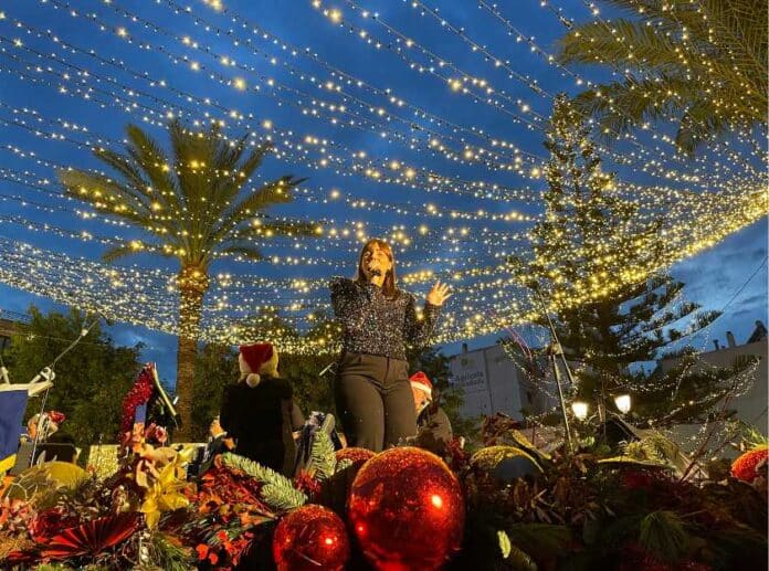 I år presenteres konserten av Torrevieja-sangerinnen Shani Ormiston, som også skal fremføre sitt eget repertoar.