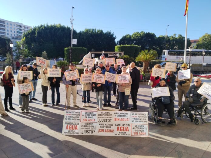 De siste dagene har en rekke innbyggere samlet seg utenfor rådhuset i Murcia for å uttrykke sine bekymringer. Representanter fra kommunen deltok på demonstrasjonene, snakket direkte med innbyggerne og lyttet til klagene deres.