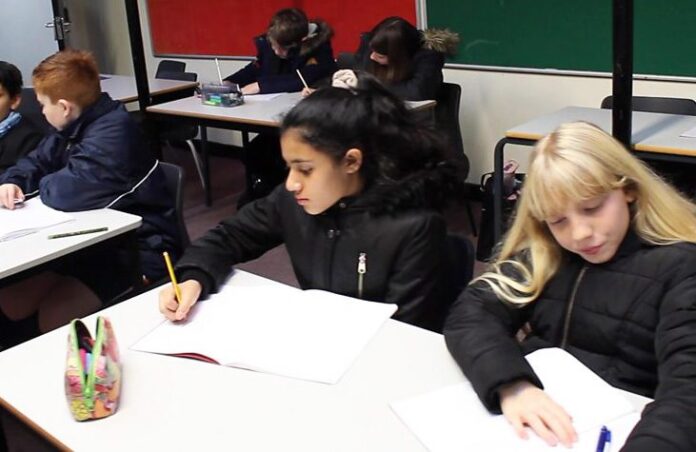 Nel frattempo, il Consiglio Comunale continua a finanziare carnevali, feste e altri eventi pubblici, lasciando a secco le riparazioni urgenti alle scuole. La caldaia rimane inutilizzata mentre il consiglio scolastico si riunisce per discutere della crisi, mentre studenti e insegnanti lottano per sopravvivere nelle aule con temperature sotto lo zero.