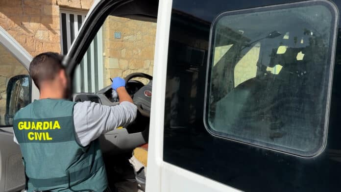 Guardia Civil aresztowała czterech mężczyzn w związku z siedmioma przestępstwami związanymi z kradzieżami popełnionymi na terenie gmin Agost, Novelda, Ibi i Onil