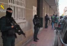 Politiet knuser narkotikabod i Torrevieja og arresterer tre Da nok bevis var samlet, utførte politiet en razzia i huset med støtte fra væpnede innsatsenheter, offentlige sikkerhetsvakter og sporhunder.