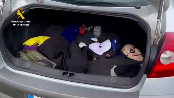 Dwóch młodych mężczyzn poszukiwanych przez policję zostało aresztowanych przed bankiem w El Campello po tym, jak funkcjonariusze Gwardii Cywilnej odkryli ich podejrzenie udziału w serii kradzieży z użyciem tzw. „metody przytulania”, techniki odwracania uwagi, często skierowanej przeciwko starszym ofiarom