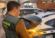 Drei Festnahmen in San Vicente nach Diebstahl von 26 V-16-Warnleuchten aus Autos über Nacht Die Guardia Civil hat drei Männer im Zusammenhang mit einer Serie von 26 Autoaufbrüchen in San Vicente del Raspeig festgenommen, die sich in den frühen Morgenstunden des 26. und 27. Januar ereigneten.