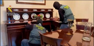 KOKAINKLANEN KNUST: «Risitas»-gjengen pågrepet i stor narkotikarazzia – 20 arrestert i internasjonal narkotikahandel Et stort nettverk for kokainhandel knyttet til den beryktede «Risitas»-klanen har blitt knust i en massiv politioperasjon – som endte med 20 arrestasjoner over hele Sør-Spania.