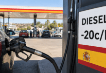 Spania øker dieselrabatten i september til 20 cent per liter Dieselsjåfører i Spania vil motta økt støtte på bensinstasjoner fra september etter at en kraftig økning i drivstoffprisene utløste en nødforanstaltning som er inkludert i regjeringens krisetiltak.
