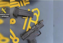 Hombre detenido en Torrevieja con una pistola semiautomática cargada. La Guardia Civil ha detenido a un hombre en Torrevieja tras descubrirle portando una pistola semiautomática cargada en la vía pública. El arma tenía una bala en la recámara y estaba lista para disparar.