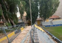 El estadio Los Arcos queda abandonado a su suerte tras el fracaso de las promesas del Ayuntamiento de Orihuela. Frente Eskorpión, el grupo oficial de aficionados del club, afirma que el histórico estadio se encuentra en un estado "deplorable y precario".